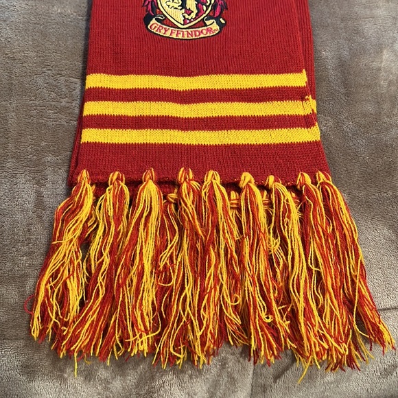 Harry Potter Gryffindor scarf from the wizarding world of Harry Potter - Picture 3 of 5